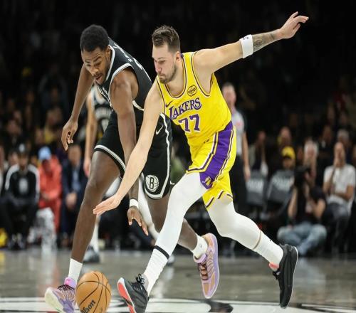 湖人16分大胜篮网！东詹合砍49分汗都没出透太子扣篮引2万人欢呼