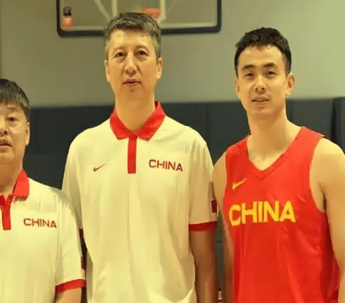 中国男篮VS日本12人预测！5后卫+3中锋必选，双子星必用,剩下4选2