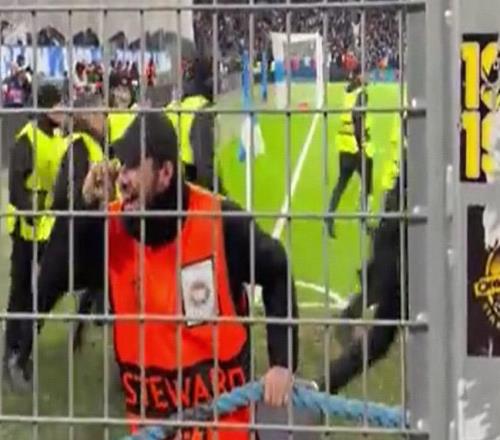 纽卡欧冠客战输马赛，球场一保安对着客场球迷庆祝+做哭脸