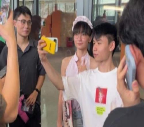 抽象红人女版Faker沙赫尔看LPL总决赛被男粉团团围住
