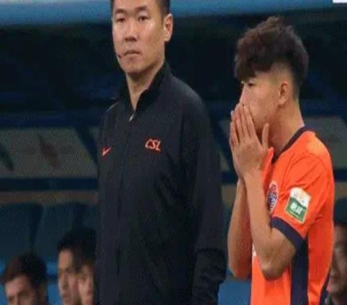 青春风暴，青岛德比中17岁王庚睿与17岁邝兆镭替补登场