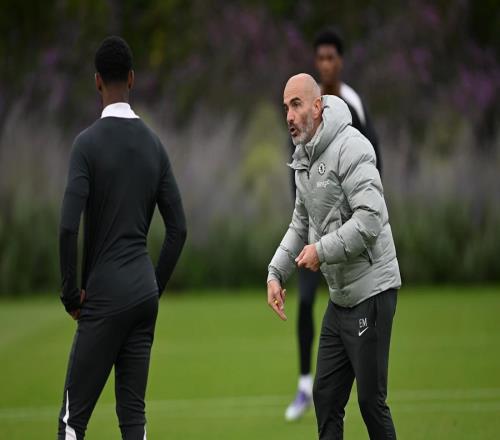 本赛季除去点球切尔西通过定位球进8球，与阿森纳并列英超第1