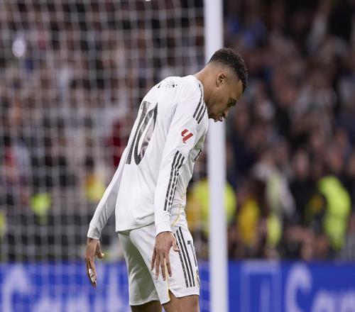 仅休战11天！姆巴佩已抵达沙特为赛季首冠拼了或打止痛针踢巴萨