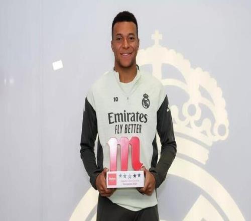 荣耀时刻，姆巴佩领取皇马11月最佳球员奖