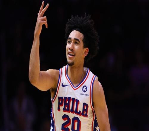 2年级麦凯恩首次代表雷霆队出战，便赢得了全场球迷的热烈掌声