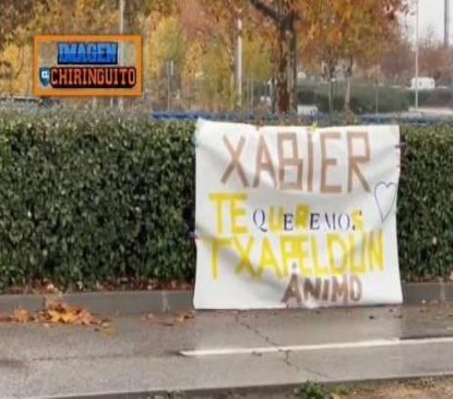 球迷在训练基地拉横幅支持阿隆索：我们爱你，冠军，振作起来