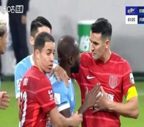 中超球迷对阿奇姆彭做出歧视性举动蓉城被罚款50万元