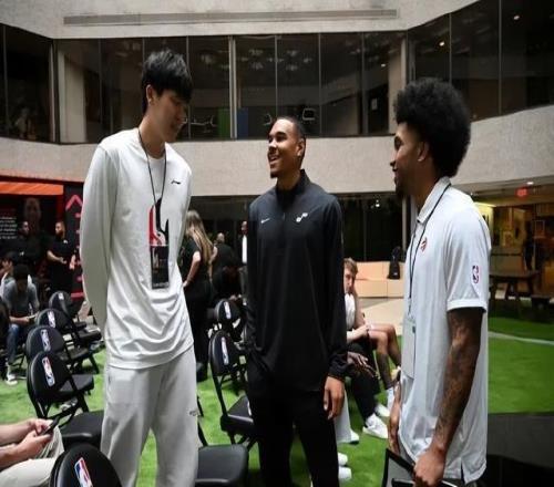 杨瀚森亮相NBA新秀培训，此前训练被肘击眼眶乌黑