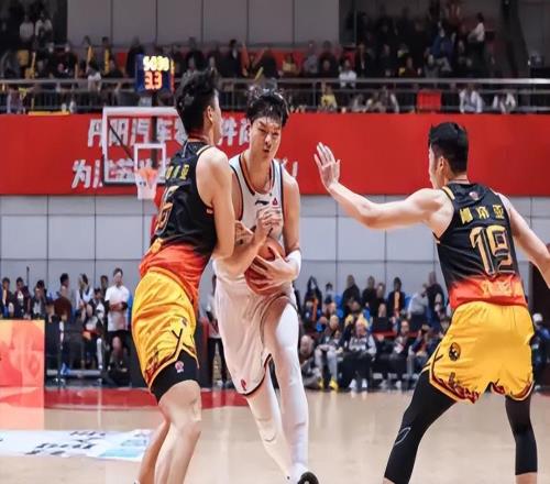 CBA又出一顶级后卫！替补登场狂砍32+4，球迷：他还是新秀啊