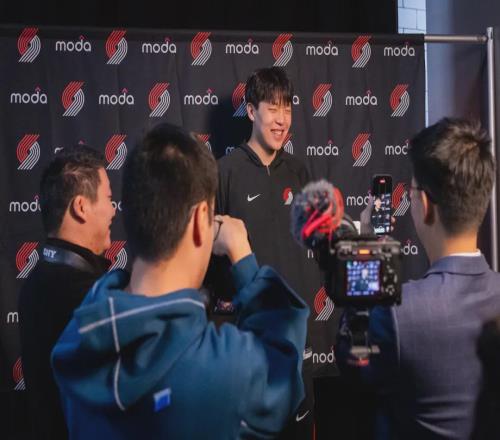 两场比赛彻底征服开拓者球迷！杨瀚森时代正式开启