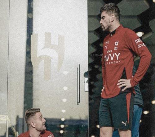 拉爵缺钱放弃1500万签内维斯！曼联杯赛全灭亏半亿，冬窗恐无买卖