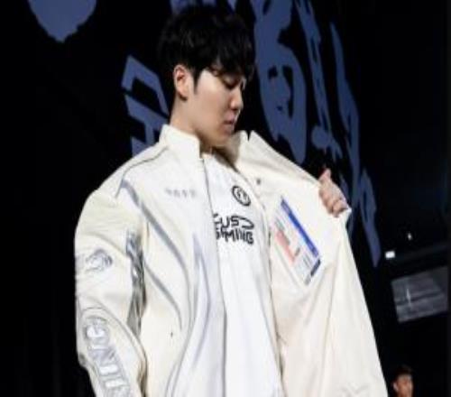 Kid转发Rookie赛后微博：“义进加油希望你后面的比赛越打越好”