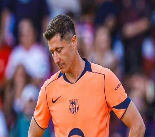 世体：新月对莱万表现出浓厚兴趣，但球员不打算离开巴萨