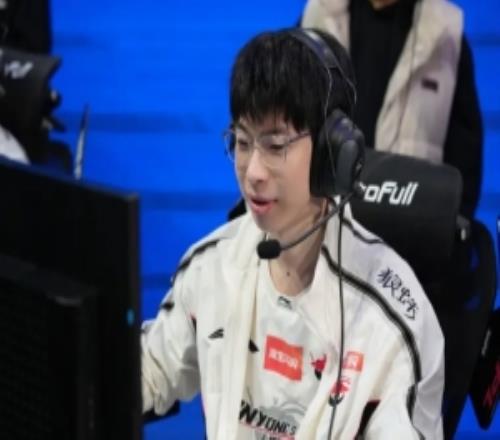 Hope：BLG是一直比较喜欢打下野的队伍，要小心他们的越塔