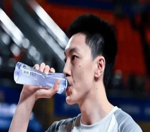 广东8082新疆4坏消息！胡明轩徐杰没法看，二阵狂丢分，防守辣眼