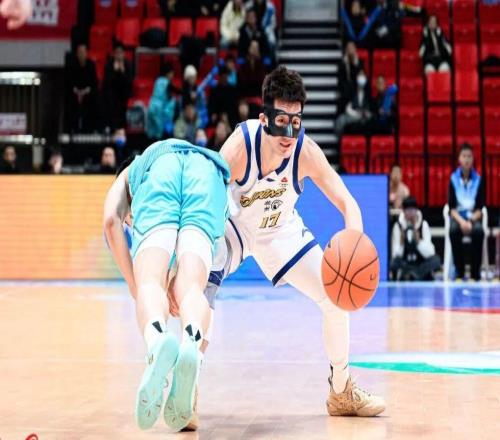 常规赛第20轮面对反扑绝不放松！胡金秋31分8篮板6助攻，浙江广厦客场再胜青岛！