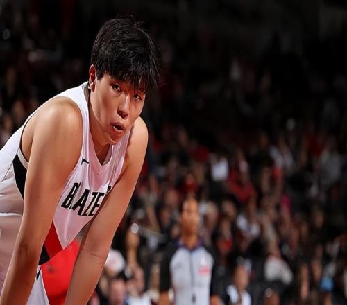 美媒：杨瀚森适应速度惊人，他和克林根会成为开拓者的内线支柱