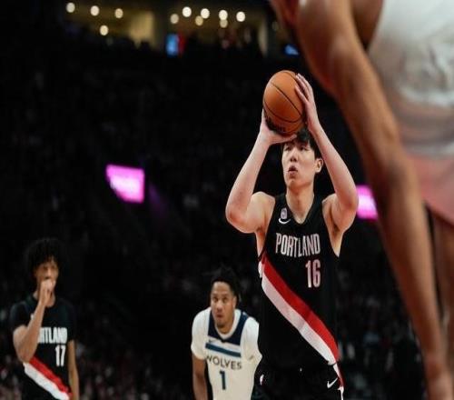 杨瀚森NBA常规赛首秀2分1板，开拓者输了