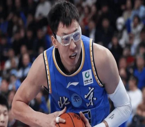 北京遭致命打击！周琦眼部受伤，外加2内线伤停，后续内线咋办