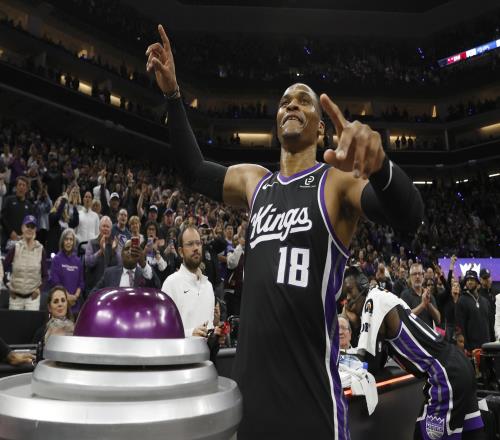 威少13+10+14，里程碑之夜被嘲笑刷数据！兰德尔满脸坏笑说了啥