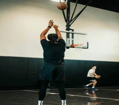 告别NBA！无人问津啊，三分神射远赴海外，三次大伤把他毁了