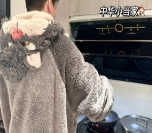 余霜分享休息日照片：休息日的大厨中华小当家管！