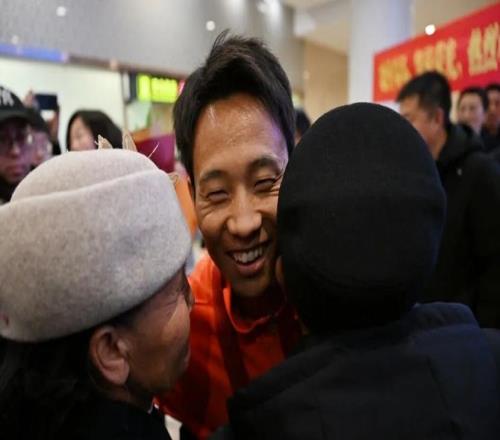 言短意长冠军何杰回乡