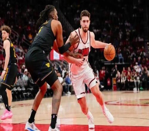 2场摘27篮板+13进攻篮板，火箭组建内线禁飞区！23岁高塔临时转型