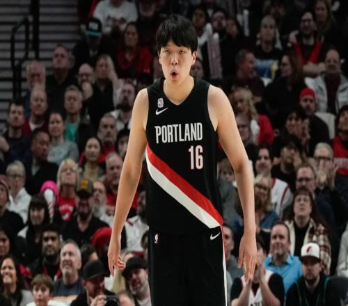 首秀仅5分钟17号秀和马鲁阿奇均未登场，开拓者已足够重视小杨