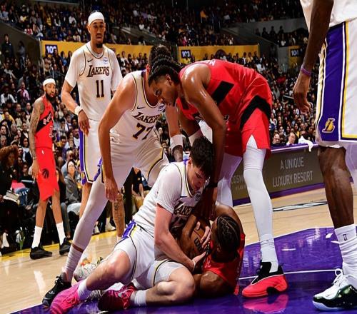 状态犹如过山车一般起伏不定，湖人是不是应该将他踢出先发阵容