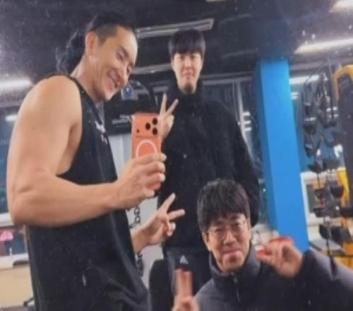 Kanavi分享健身视频：最近健身非常努力！Forarealman！