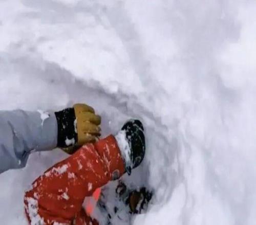 老哥滑雪时发现雪里伸出一只脚！最终在活埋前把人挖出，惊险...