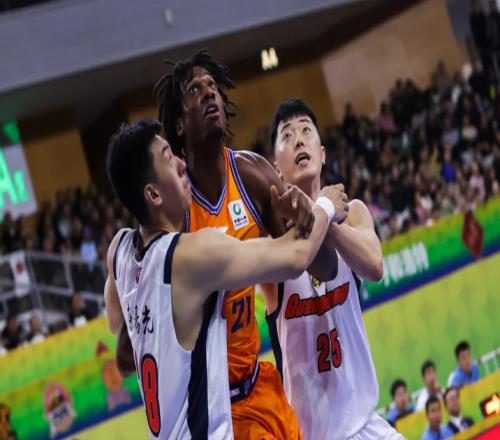 队友拼到受伤，广东一人在替补席低头玩手机，球迷：离被裁不远了