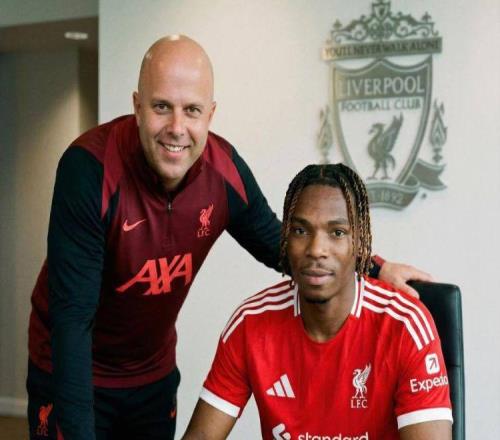 一夜三官宣！利物浦补后防，本泽马空降新月，森林签下22岁天才