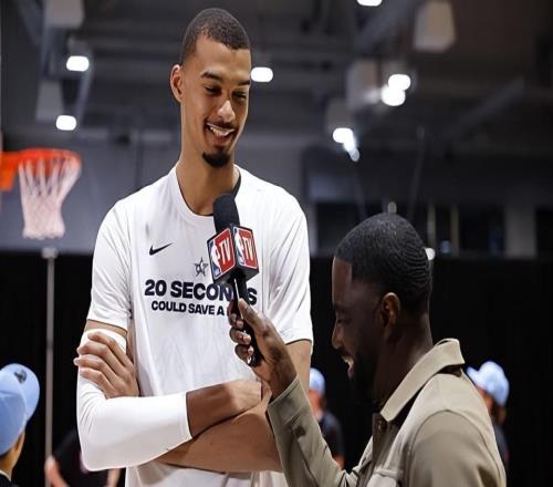 马刺内线球星：勒布朗非常聪明，我们能从他身上学到很多东西