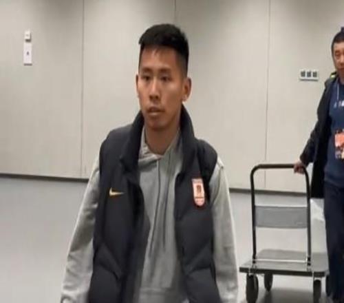 记者：原上海申花球员周俊辰正在青岛海牛试训