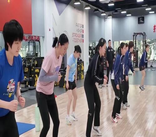 国乒冬训曝光！孙颖莎长跑王楚钦冲刺，王曼昱一脸严肃蒯曼欢笑