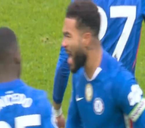 超级世界波！詹姆斯任意球破门，蓝军首次射正，避免92年之耻