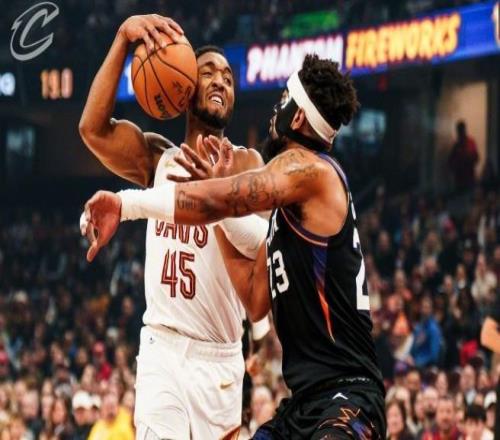 米切尔34+10+7探花郎5记封盖，布克32分难救主，骑士大胜太阳