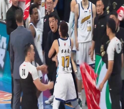 还原王博冲冠一怒！周琦耍小伎俩成功，中国头号新锐裁判遭怒喷