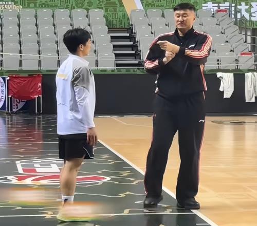 温馨！杜锋亲自给19岁小将开小灶，希望他给徐杰分担压力