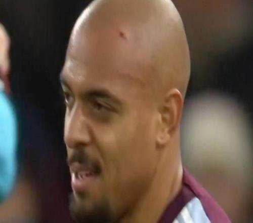 进球后在客队看台前庆祝，马伦的头部被投掷物砸伤了