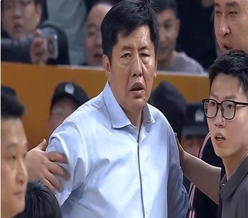 CBA劲旅三连败，球迷喊话主教练：不要着急走，请继续