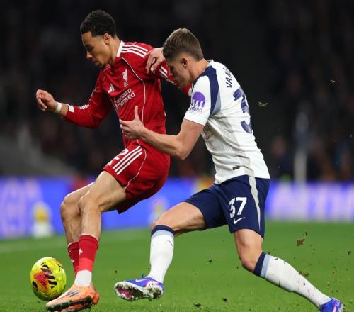 一场21踢出神剧情：2人染红，利物浦最强大腿诞生：3轮狂轰5球