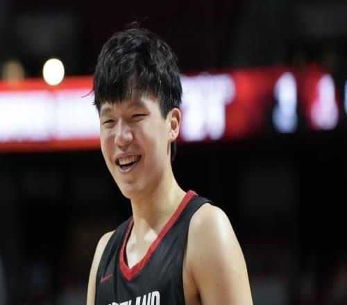 相差甚远！NBA25届首轮内线新秀季前赛首秀数据表现对比