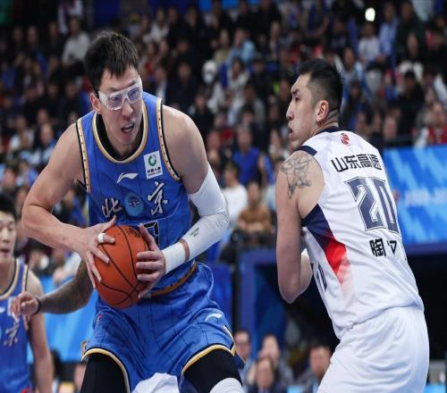 3次冲突！山东外援挑衅周琦，雷蒙帮队友报仇，曾凡博成输球罪人