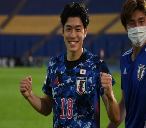 记者：弗赖堡即将以700万到800万欧签下日本前锋铃木唯人