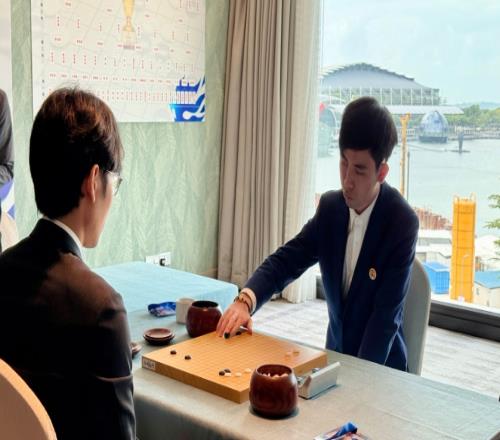 南洋杯世界围棋大师赛决赛三番棋首局，王星昊不敌申真谞