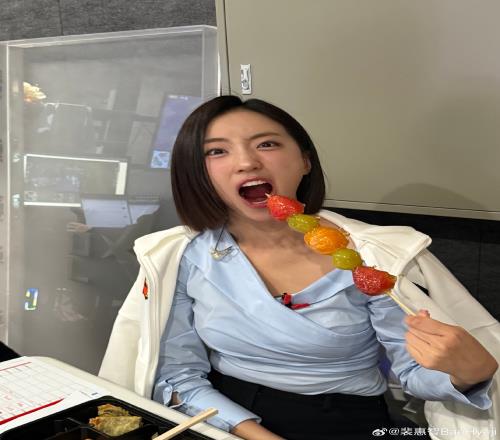 LCK女主持人裴惠智晒出先锋赛工作照参加FirstStand的大家辛苦了