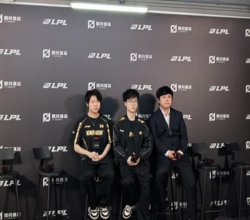 RNG赛后群访教练：调整的还是挺好的但是欠缺比赛时的自信